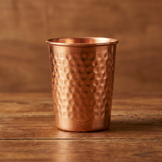 Handgefertigter Becher aus 99 % reinem Kupfer, gehämmert
